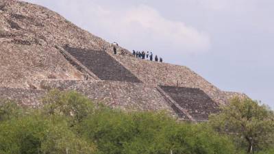Los guías se apresuraron también a llamar a los transportes para que se acercaran con rapidez y pudieran refugiar a los turistas.