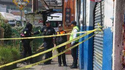 Policías resguardan un comercio asaltado en Naucalpan, Estado de México.