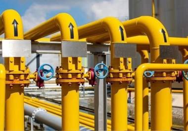 Especialistas advierten que alcanzar la autosuficiencia requeriría perforar hasta 3,500 pozos anuales y una inversión de 35,000 millones de dólares al año, un reto financiero y operativo monumental para la petrolera.