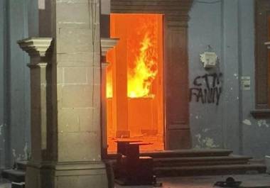 Frente al Palacio Municipal, manifestantes rompieron puertas, vidrios y entraron al inmueble donde provocaron un incendio en la planta baja del inmueble.