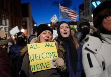Los trabajadores y sindicatos de Maine afirmaron que ICE está discriminando racialmente a las personas y ha creado un entorno en el que las personas de color están bajo “una ocupación” que impide su libertad de movimiento.