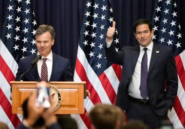 John Barret (izquierda), próximo Encargado de Negocios de la Embajada de los Estados Unidos en Caracas junto al secretario de Estado de EU, Marco Rubio.