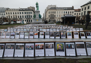 Una instalación con los rostros de estudiantes y ciudadanos muertos en las protestas refleja el clima de dolor e incertidumbre que embarga a la sociedad iraní tras la represión gubernamental.