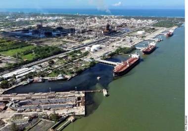 Ante el riesgo de un desastre ecológico en el sur de Tamaulipas, autoridades federales y estatales iniciaron un operativo técnico de contención, toma de muestras y análisis técnicos.