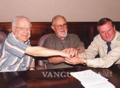 $!Firma de la fusión que daría lugar a Embotelladoras Arca, 2001.
