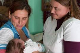 La Organización Mundial de la Salud (OMS) publicó por primera vez una lista de 60 recomendaciones para las madres que acaban de tener un hijo.