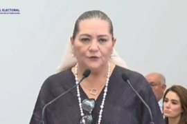 Guadalupe Taddei, consejera presidenta del Instituto Nacional Electoral, y Mónica Soto, magistrada presidenta del Tribual Electoral del Poder Judicial de la Federación reciben paquetes de voto extranjero, correspondientes a las elecciones presidenciales.