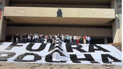 Organizaciones civiles y empresariales protestaron ayer afuera del Congreso de Sinaloa.