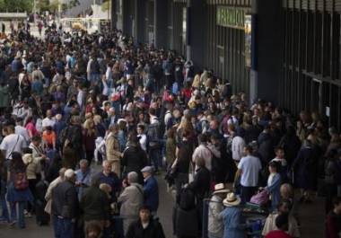 La empresa nacional de electricidad española dijo la mañana del martes que casi toda la demanda de electricidad en la España peninsular había quedado cubierta a las 6 a. m.
