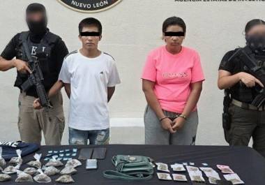 Al ser detenidos, Itzel Zulema, de 23 años, y José Antonio, de 26, tenían en su poder dosis de droga, una báscula y teléfonos celulares.