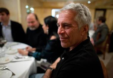 Fotografía publicada por los demócratas del Comité de Supervisión de la Cámara Baja (Oversight Dems) donde aparece Jeffrey Epstein durante una cena.