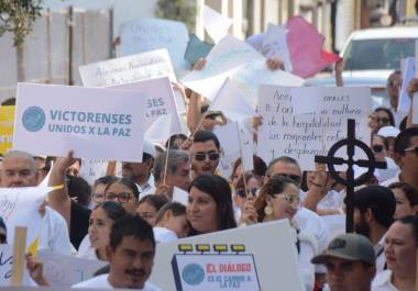 Los organizadores convocaron a guardar un minuto de silencio en memoria de las personas que han perdido la vida a causa de la violencia.