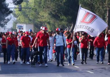 Estudiantes y docentes marcharon por las calles de Saltillo, mostrando su orgullo por el Ateneo Fuente en su 157 aniversario.