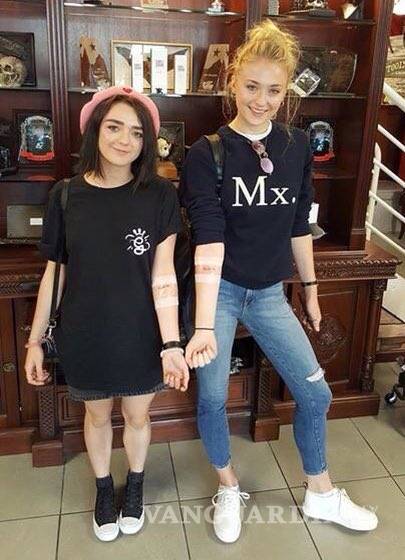 $!Sophie Turner y Maisie Williams se hacen el mismo tatuaje como símbolo de su amistad