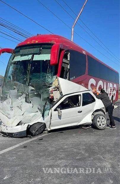 $!Testigos del accidente aseguran que un tercer vehículo habría provocado que el Pointer perdiera el control.