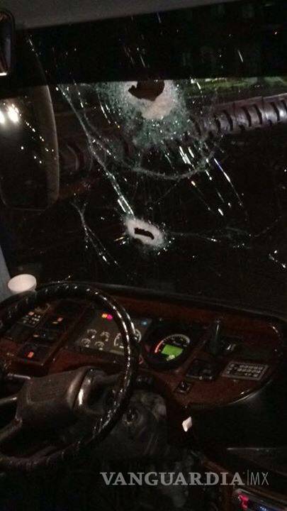 $!Con piedras atacan camión en carretera del aeropuerto Mty-Saltillo