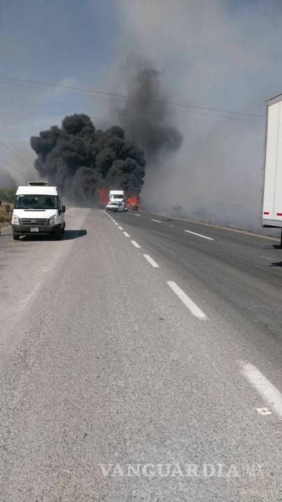 $!Carambola provoca caos en la carretera Saltillo-Monterrey