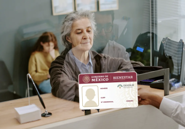 Miles de adultos mayores buscan acceder al llamado “pago triple” relacionado con la tarjeta INAPAM en 2026.