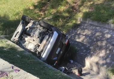 De lo que fuera un reporte de volcadura al poniente de Monterrey, Nuevo León, se tornó en un crimen que cobraría la vida de la víctima y el agresor con horas de diferencia.