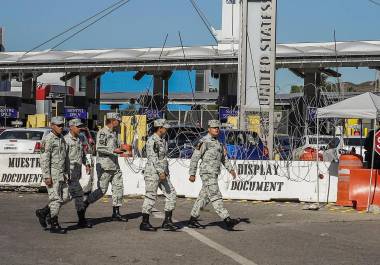 Largas filas de automóviles en el puente internacional debido a los operativos de revisión.