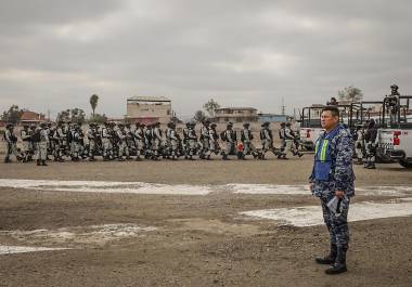 Agentes de la Guardia Nacional de México llegan a las instalaciones de la Base Aérea Militar número 12. La GN reforzó la seguridad contra el tráfico de drogas y personas en Tijuana, fronteriza con San Diego.