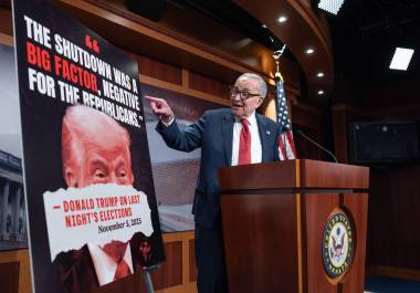 El líder de la minoría demócrata en el Senado, Chuck Schumer habla con los periodistas sobre las victorias demócratas en el día de las elecciones, en el Capitolio en día 36 del cierre del gobierno.