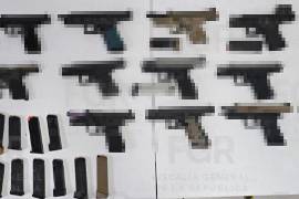 El aseguramiento incluyó 15 armas de fuego y 16 cargadores de distintos calibres que fueron localizados durante una inspección realizada tras una denuncia anónima.