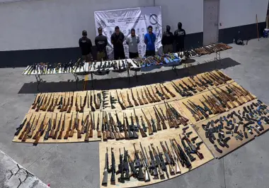 Autoridades decomisaron 210 armas de fuego y detuvieron a tres hombres en Sabinas Hidalgo, Nuevo León, por presunto tráfico de armamento desde Texas.