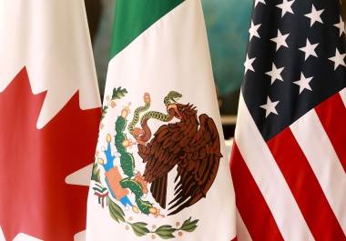 El UAW criticó la enorme disparidad en la producción, señalando que mientras EE. UU. fabrica 61 autos por cada 100 que vende, México produce 249 vehículos por cada 100 vendidos en su territorio.