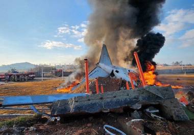 Un avión de la aerolínea Jeju Air, que transportaba a 181 personas, se estrelló en el Aeropuerto Internacional de Muan, en Corea del Sur, detalló la agencia de noticias Yonhap.