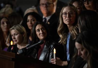 Annie Farmer, superviviente de los abusos de Jeffrey Epstein, habla en el edificio de oficinas Rayburn de la Cámara de Representantes en Washington.