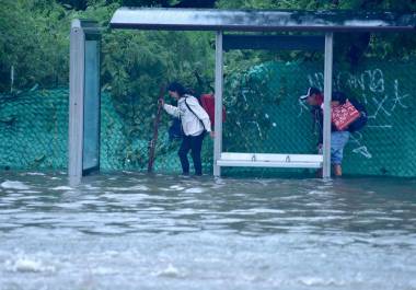 En interacción con la vaguada monzónica y con el ingreso de aire húmedo del golfo de México y océano Pacífico, ocasionarán lluvias puntuales intensas en Veracruz, Guerrero, Oaxaca y Chiapas.