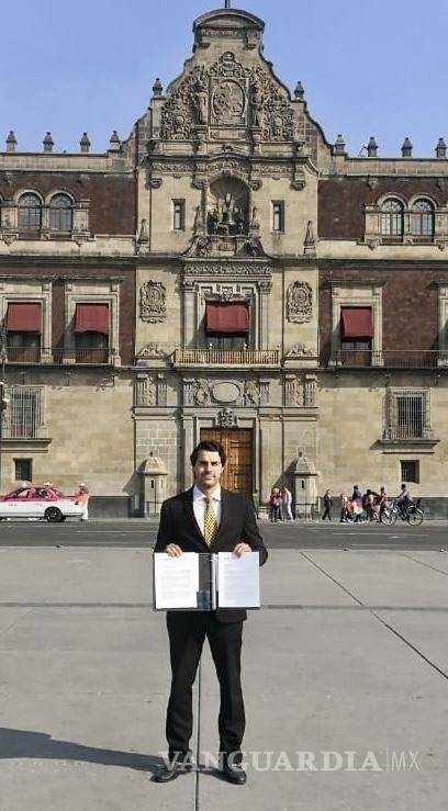 $!Andrés Marcelo Arredondo entregó en el Palacio Nacional la propuesta del magnate sudcoreano.
