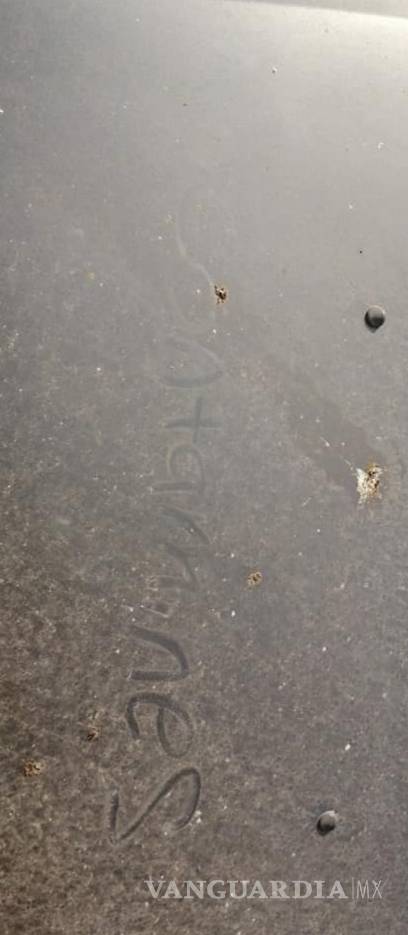 $!Ponchan llantas y dejan mensaje a enfermero de la Clínica 16 del IMSS en Torreón