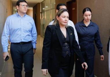 Yeraldine Bonilla Valverde fue designada como la primera mujer gobernadora interina de Sinaloa tras la licencia solicitada por Rubén Rocha Moya en medio de investigaciones federales y señalamientos desde Estados Unidos. La votación en el Congreso se resolvió con 33 votos a favor, 3 en contra y 2 abstenciones, marcando un relevo político histórico en la entidad. Rubén Rocha Moya solicitó separarse del cargo por más de 30 días debido a investigaciones de la Fiscalía General de la República y acusaciones de narcotráfico y posesión ilegal de armas presentadas por autoridades de Estados Unidos. Proceso legislativo: La sesión extraordinaria del Congreso fue encabezada por la Mesa Directiva, que tras debate aprobó la licencia y designó a Bonilla como gobernadora interina.