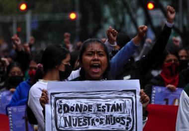 Para Amnistía Internacional, el caso Ayotzinapa es emblemático por las “inconsistencias, complicidades, intereses y omisiones que bloquean la impartición de justicia”.