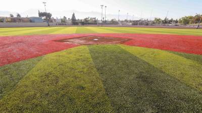 El pasto sintético del campo de beisbol de la Unidad Central de la UAdeC, fue sustituido en su totalidad; la remodelación tuvo un costo de 10.3 millones de pesos.