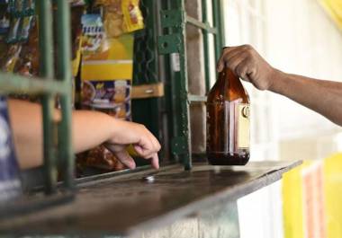 El Gobierno Municipal aclaró que no existe autorización para ampliar el horario de venta de alcohol en tiendas de conveniencia, como OXXO o SIX, durante el mes de diciembre.