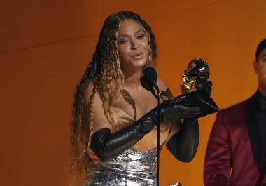 Beyonce recibe el premio a mejor álbum de música dance o electrónica por Renaissance en la 65a entrega anual del Grammy el domingo 5 de febrero de 2023, en Los Angeles. (Foto AP/Chris Pizzello)