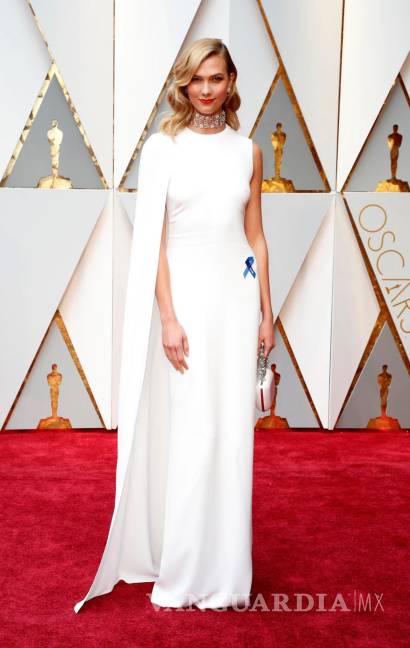 $!Karlie Kloss apostó por un traje blanco en la entrega delos Óscar de 2017. EFE/EPA/Mike Nelson