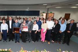 En una ceremonia que se llevó a cabo en el Centro Audiovisual Universitario del plantel, la Facultad de Enfermería recibió la acreditación internacional.