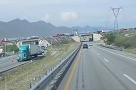 Las filas de vehículos, tanto en la autopista como en la carretera libre de Monterrey a Saltillo, se prolongaron por varios kilómetros y durante horas.