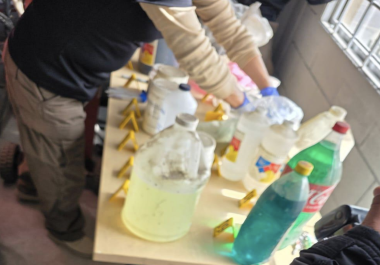 Elementos militares resguardan el inmueble cateado donde se almacenaban precursores químicos en Saltillo.