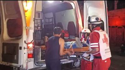 aramédicos de la Cruz Roja atendieron al motociclista herido antes de su traslado al Hospital General para recibir atención médica.