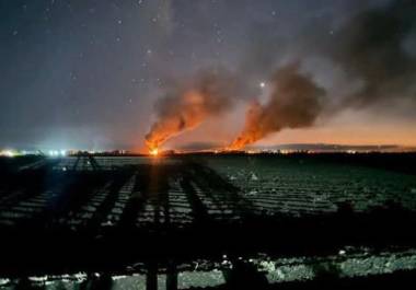 En redes sociales también se difundió un video en el que se escucha un intenso estruendo a las 3:31 horas. Segundos después se perciben disparos de arma de fuego sin que hasta el momento se tengan registros de personas fallecidas.