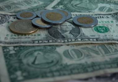 EL dólar estadounidense retrocedió frente al peso mexicano tras el anuncio arancelario del presidente Trump, a medida que aumentaban las preocupaciones económicas. FOTO: