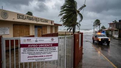 Ante el avance y permanencia del huracán ‘Simon’ de categoría 4 en escala de Saffir-Simpson, las Secretarías de Educación Pública de diferentes estados han implementado la suspensión de clases presenciales.