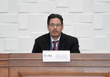 Rodrigo Paredes, titular del IEC, es señalado por cometer irregularidades administrativas.