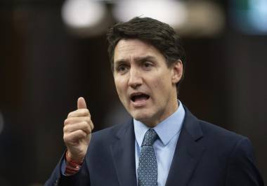 El primer ministro de Canadá, Justin Trudeau, reorganizará su gabinete el viernes, dijeron dos altos funcionarios familiarizados con el asunto el jueves.