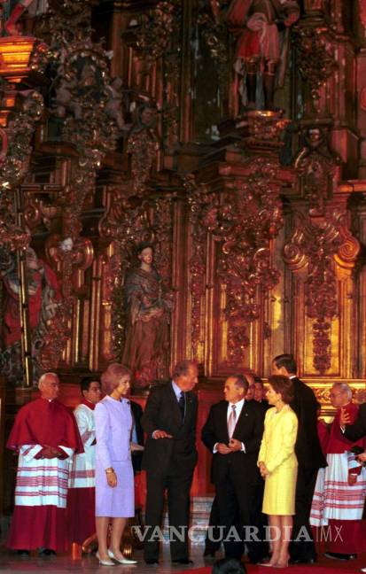 $!Los reyes Juan Carlos I y Sofía de España durante su visita a la Catedral Metropolitana, en el Centro Histórico.